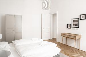 Postel nebo postele na pokoji v ubytování HeyMi Apartments Zentagasse