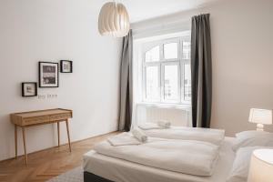 Säng eller sängar i ett rum på HeyMi Apartments Zentagasse