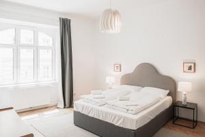 Postel nebo postele na pokoji v ubytování HeyMi Apartments Zentagasse