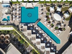 een uitzicht over een zwembad in een resort bij Sofitel Dubai The Obelisk in Dubai