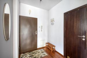 Fotografia z galérie ubytovania M&R Apartament Airport&Business Marina Mokotów - 4 people - parking - fast WiFi - Netflix - self check-in - terrace - guarded estate - gramophone - 6 min from Chopin Airport vo Varšave