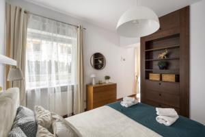 Posteľ alebo postele v izbe v ubytovaní M&R Apartament Airport&Business Marina Mokotów - 4 people - parking - fast WiFi - Netflix - self check-in - terrace - guarded estate - gramophone - 6 min from Chopin Airport