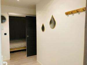 Cette chambre comprend un placard noir et un lit. dans l'établissement Village apartment with character, à Saint-Hippolyte