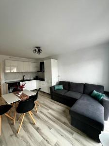 een woonkamer met een bank en een tafel bij Boutique Apartments 2 in Sînpetru
