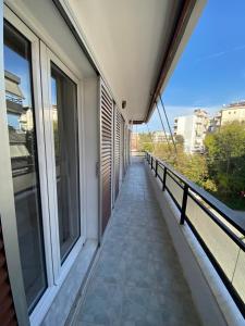 a balcony of a building with a walkway at Cozy Flat in Tríkala