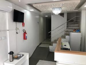sala de estar con escalera y extintor de incendios en Pousada Terra Bela, en Juazeiro do Norte