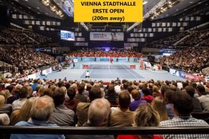 une foule nombreuse de gens qui regardent un match de tennis dans l'établissement Vienna Shopping Center 12 Apartment, à Vienne