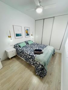 A bed or beds in a room at SILVER -Apartamentos Birdie-