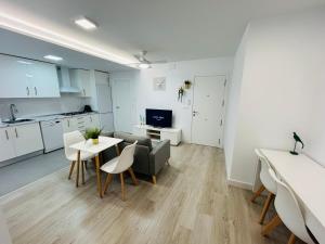 A kitchen or kitchenette at SILVER -Apartamentos Birdie-