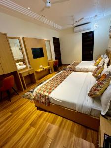 um quarto de hotel com duas camas e uma televisão de ecrã plano em Hotel Heaven View - 50m From Golden Temple em Amritsar