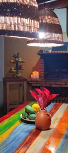 stół z talerzem jedzenia i miską owoców w obiekcie Estrella de Sal w mieście Mazo