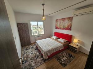 Een bed of bedden in een kamer bij حي واحات سكرة الجديدة *
