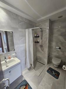 Een badkamer bij حي واحات سكرة الجديدة *