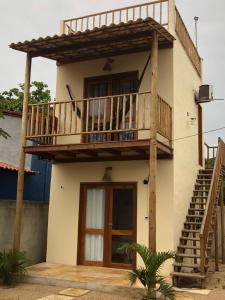 日若卡－迪熱里科阿科阿拉的住宿－Pousada Caminho do Paraíso，带阳台和楼梯的小房子