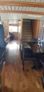 ein Zimmer mit einer Treppe mit Stühlen und einem Klavier in der Unterkunft M/S Furusund in Furusund