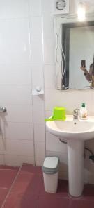 een badkamer met een wastafel, een toilet en een spiegel bij Appartement abdessalam fetouaki in Moulay Yacoub