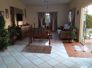 a living room with a couch and a table at La Villa Hotel in Cordeirópolis