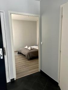 a bedroom with a bed in a room at Appartement gare RER D maisons alfort Alfortville in Alfortville
