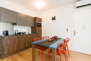 
A kitchen or kitchenette at Vienna Stay Apartments Castellez 1020
