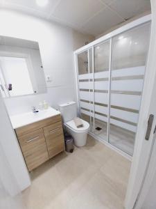 y baño con aseo, lavabo y ducha. en Lofts 4Towers - La Paz en Madrid