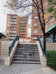 un conjunto de escaleras frente a un edificio en Lofts 4Towers - La Paz, en Madrid