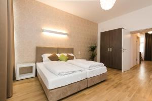 sypialnia z dużym białym łóżkiem w pokoju w obiekcie Vienna Stay Apartments Castellez 1020 w Wiedniu