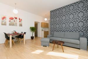 uma sala de estar com um sofá e uma mesa em Vienna Stay Apartments Castellez 1020 em Viena