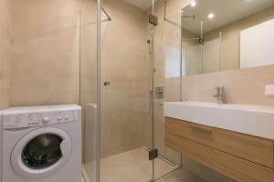łazienka z pralką i umywalką w obiekcie Vienna Stay Apartments Castellez 1020 w Wiedniu +37 zdjęć