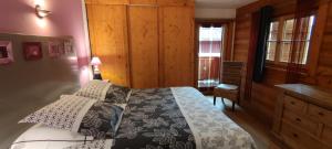 Postel nebo postele na pokoji v ubytování Chalet KIDOU, Grand Confort, nouveau SPA extérieur