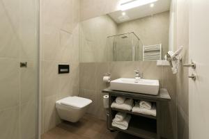 y baño con lavabo y aseo. en Vienna Stay Apartments Castellez 1020, en Viena