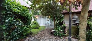 una casa con un sentiero che porta a una porta bianca di Village Homestay a Udon Thani