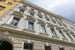 budynek z wieloma oknami na boku w obiekcie Vienna Stay Apartments Castellez 1020 w Wiedniu