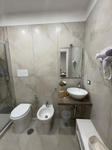 uma casa de banho com um WC e um lavatório em Casa Auri em Nápoles