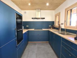 a blue kitchen with blue cabinets and a sink at Maison Villard-de-Lans, 5 pièces, 8 personnes - FR-1-548-14 in Villard-de-Lans