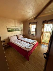 1 dormitorio con 2 camas en una habitación en Chepelare Holiday Guest House, en Chepelare