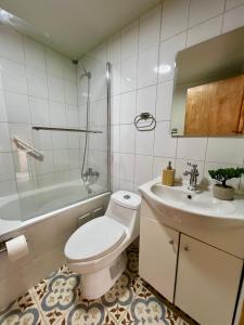 ein Bad mit einem WC und einem Waschbecken in der Unterkunft Siempre Verde in Puerto Tranquilo
