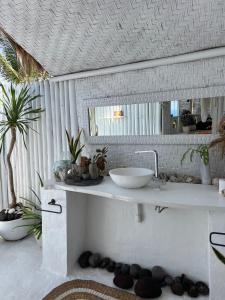 Kamar mandi di Tropical Glamping Nusa Penida - Private Romantic Seaside Bungalow Diamond Beach