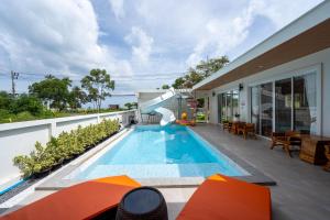 una piscina coperta con un patio esterno e una casa di บ้านลินลดา พูลวิลล่าขนอม a Ban Phang Phrao