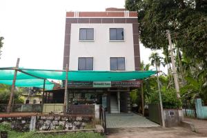 un bâtiment avec un revêtement bleu devant lui dans l'établissement Reunion Amity, à Udupi