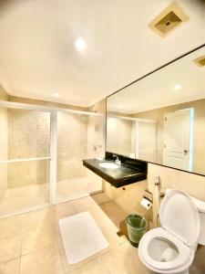 ein Bad mit einem WC und einem Waschbecken in der Unterkunft Hotel Euroasia By BLUEBOOKERS in Angeles
