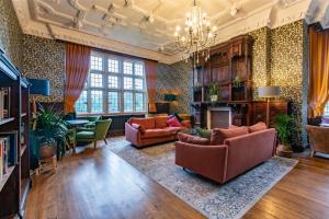sala de estar con muebles y lámpara de araña en 9 Bedrooms Grand Manor House Near Bath, Sleeps 26 en Seend
