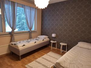 een slaapkamer met een bed en een raam bij Hakakolmio in Ähtäri