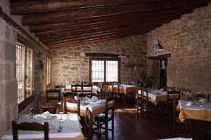 - un restaurant avec des tables et des chaises dans une salle dans l'établissement La Tellería, à Valjunquera