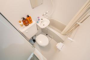a small bathroom with a toilet and a sink at 新宿歌舞伎町步行新宿市中心免费Wi-Fi08 in Tokyo