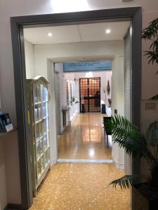 korytarz z drzwiami prowadzącymi do pokoju w obiekcie Hotel Cairoli w Genui