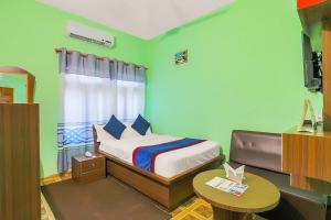Un pat sau paturi într-o cameră la Namaste Hotel