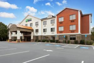 アクワースにあるHoliday Inn Express Hotel & Suites Kennesaw Northwest - Acworth by IHGのホテルの正面に駐車場があります。