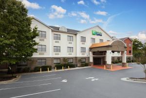 a hotel with a parking lot in front of it at Holiday Inn Express Hotel & Suites Kennesaw Northwest - Acworth by IHG in Acworth
