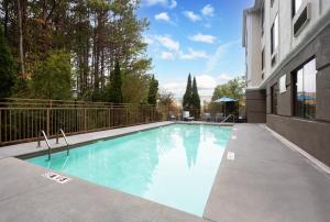 a swimming pool in the middle of a building at Holiday Inn Express Hotel & Suites Kennesaw Northwest - Acworth by IHG in Acworth