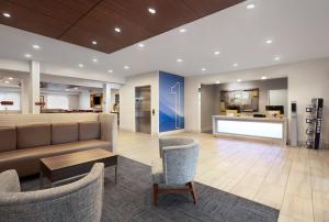 a lobby with couches and chairs in a building at Holiday Inn Express Hotel & Suites Kennesaw Northwest - Acworth by IHG in Acworth